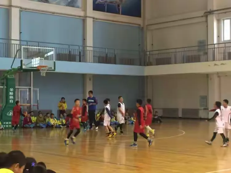 包含挪威篮球职业联赛办成年度巡回，各地举办激烈对抗的词条