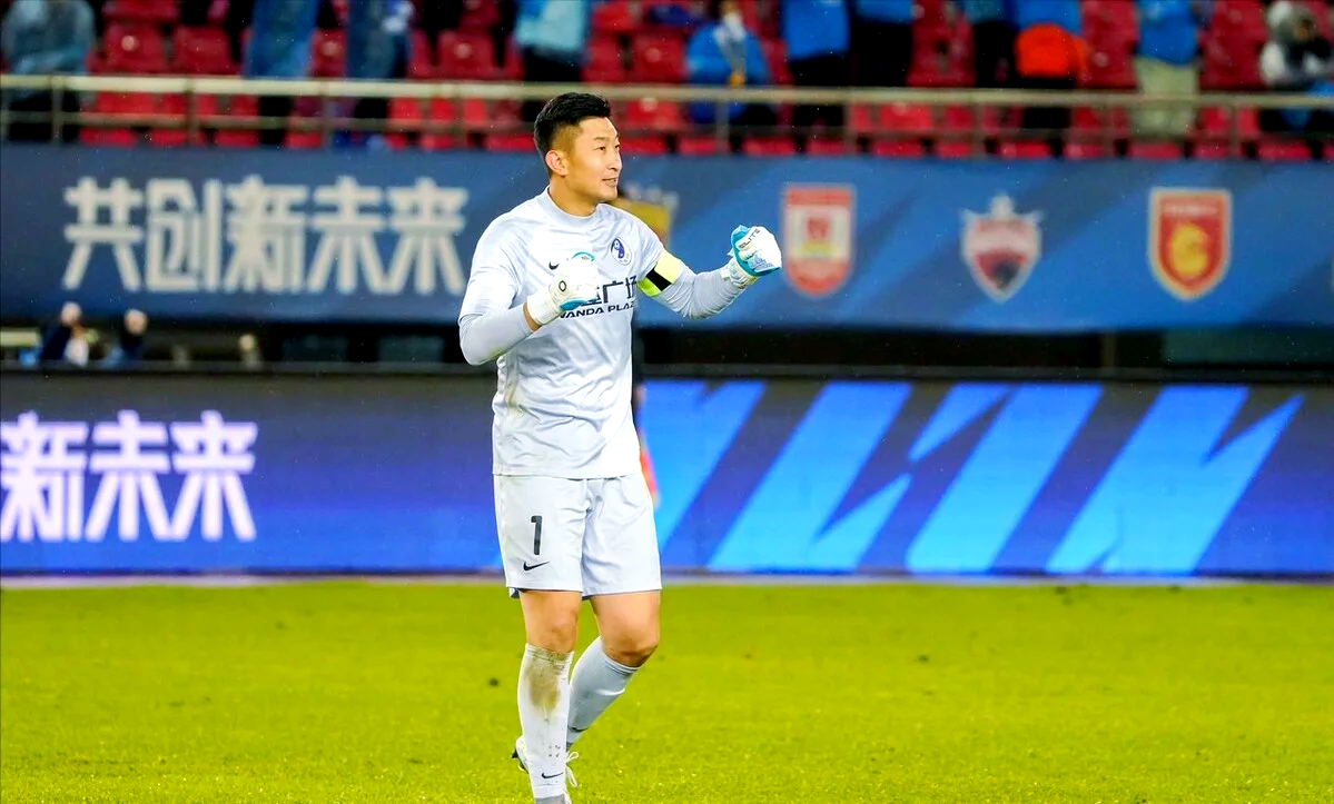 爱游戏官网-大连人队员在最新比赛中表现出色，赢得观众掌声的简单介绍