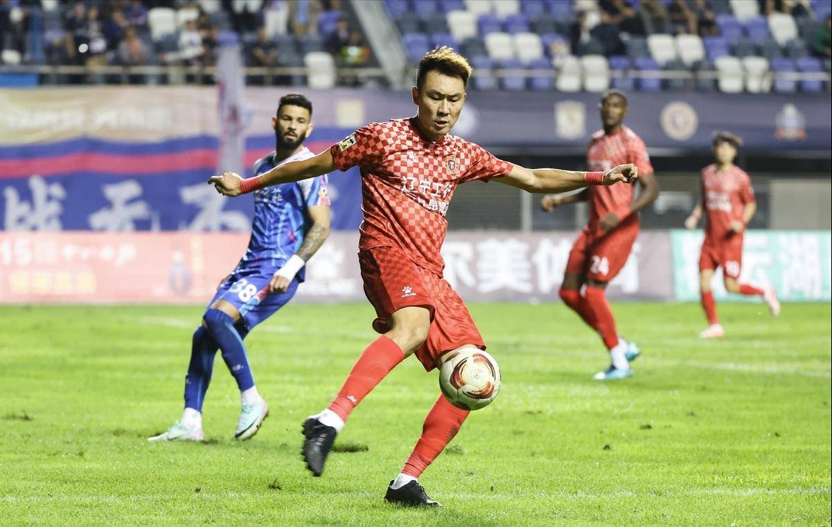 大连人队员在最新比赛中表现出色，赢得观众掌声的简单介绍