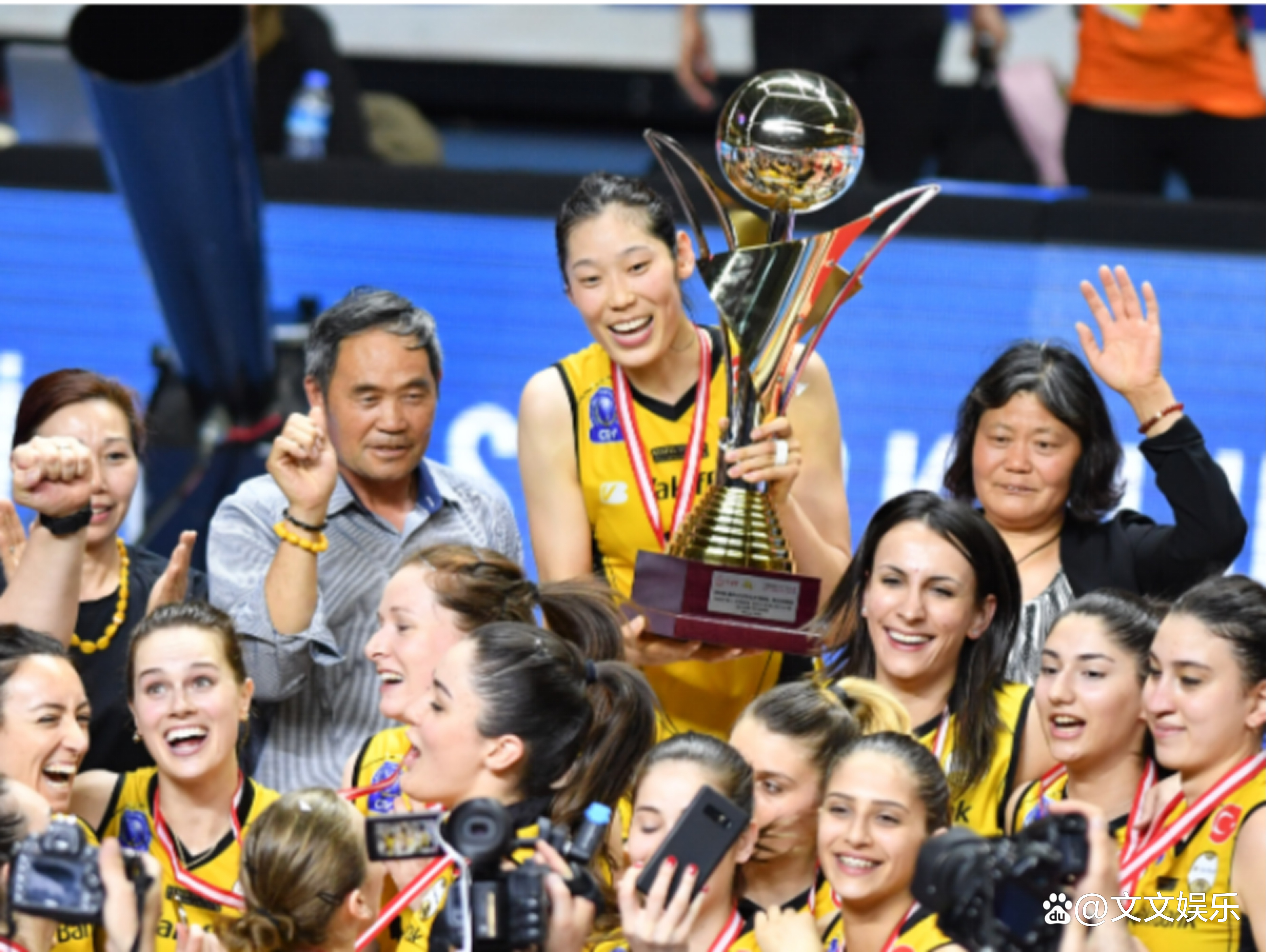 凭借出色表现，一支球队成功夺冠