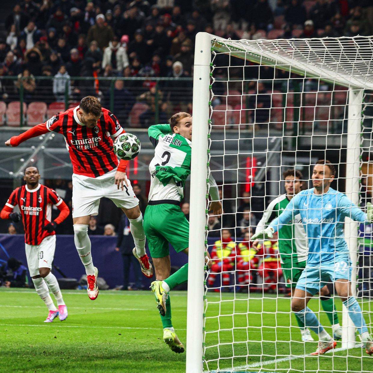 AC米兰前锋在比赛中受伤，或将休战数周的简单介绍