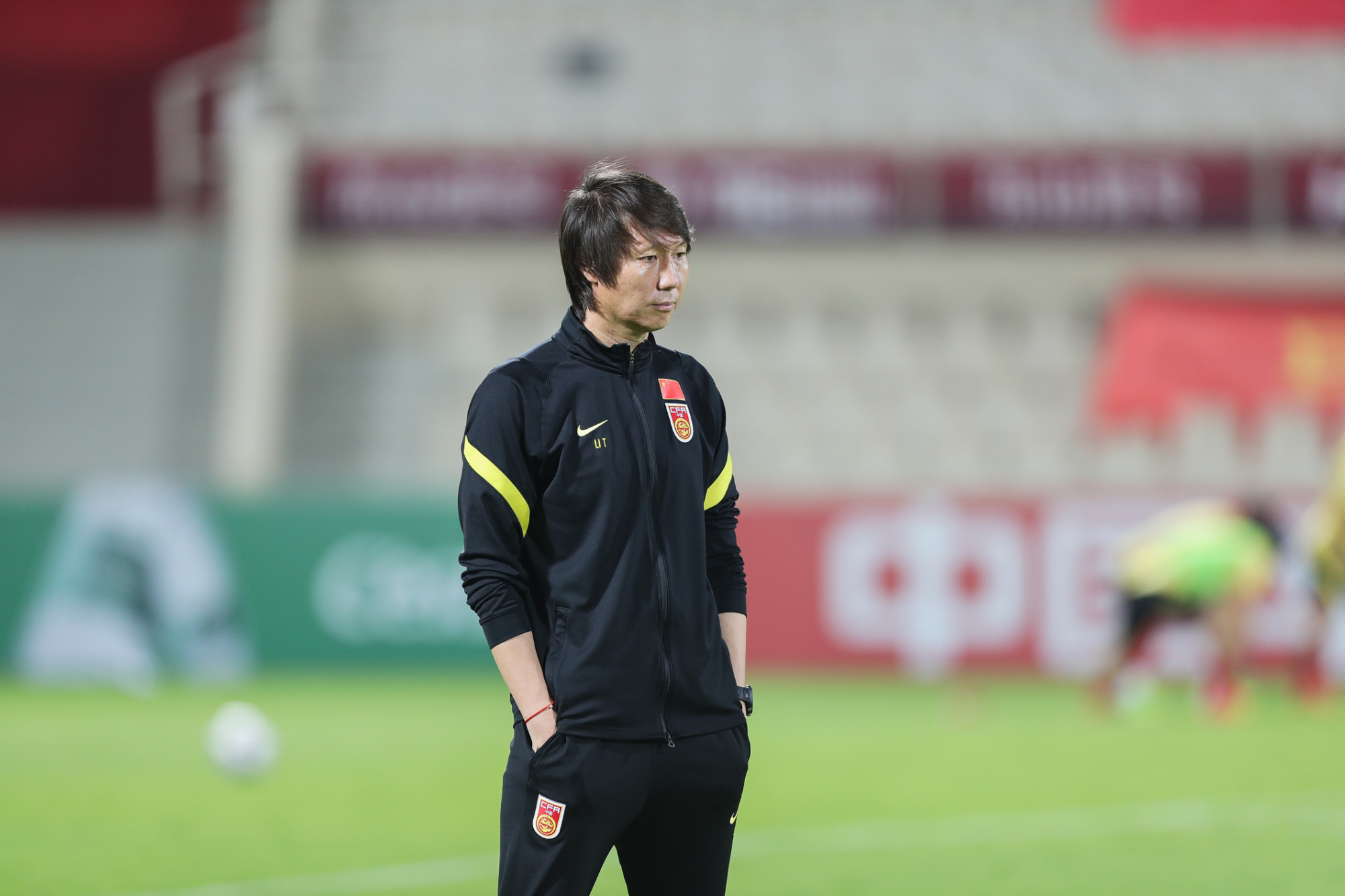 包含国家队队长受伤，主帅面临选人难题的词条