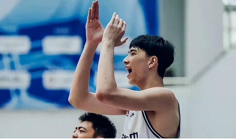 爱游戏官网-篮球联赛新秀青睐度飙升，天之骄子崭露头角的简单介绍