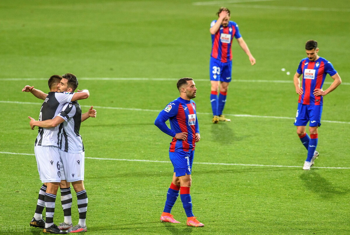 关于埃瓦尔战胜对手,球队引领胜利气氛的信息 关于埃瓦尔战胜对手,球队引领胜利气氛的信息