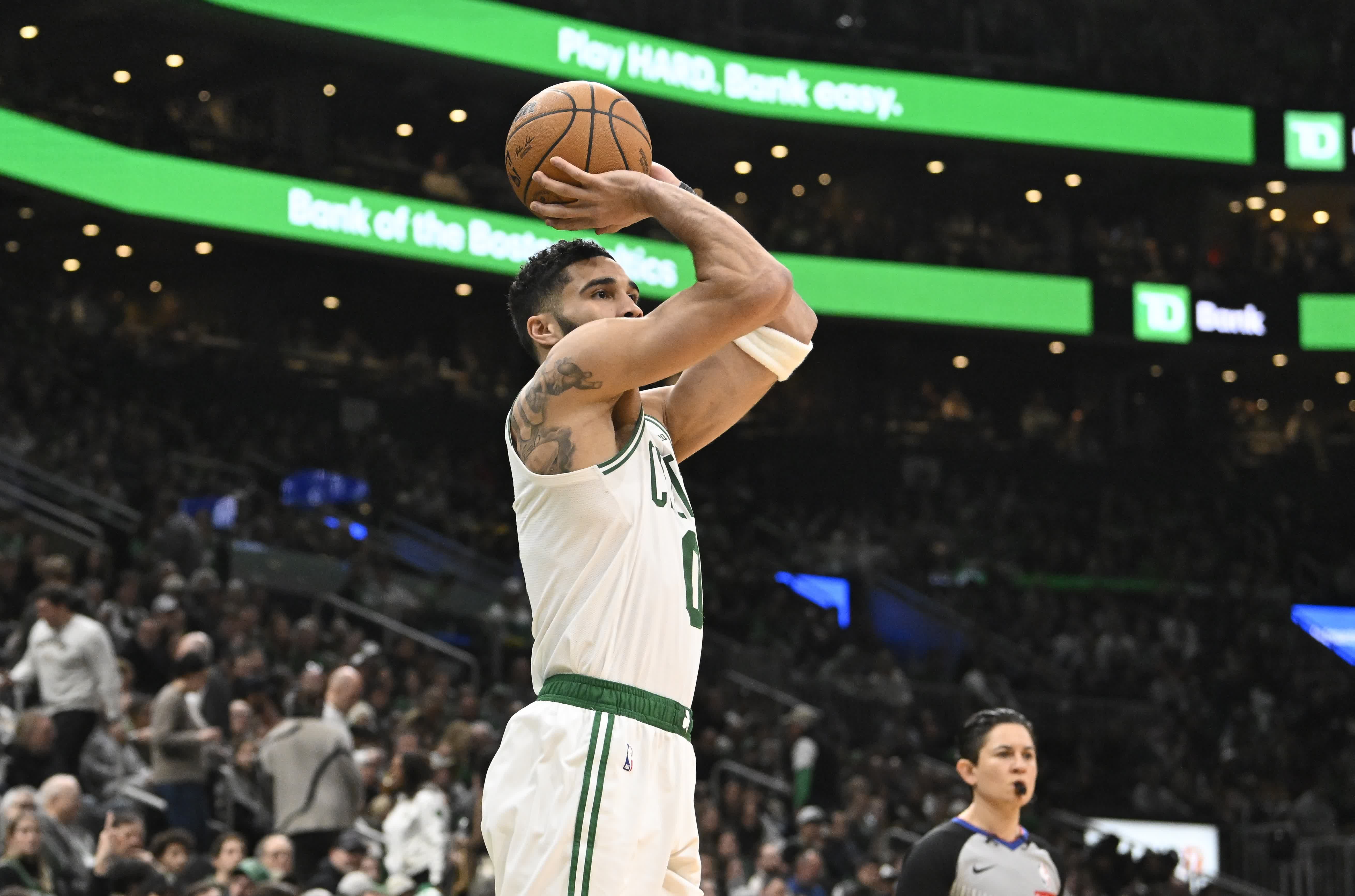 爱游戏体育官网-射手火力全开雄踞榜首，球队轻取胜利的简单介绍