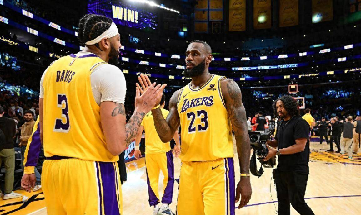 爱游戏官网-湖人遭遇连败，詹皇发怒指导球队调整战术