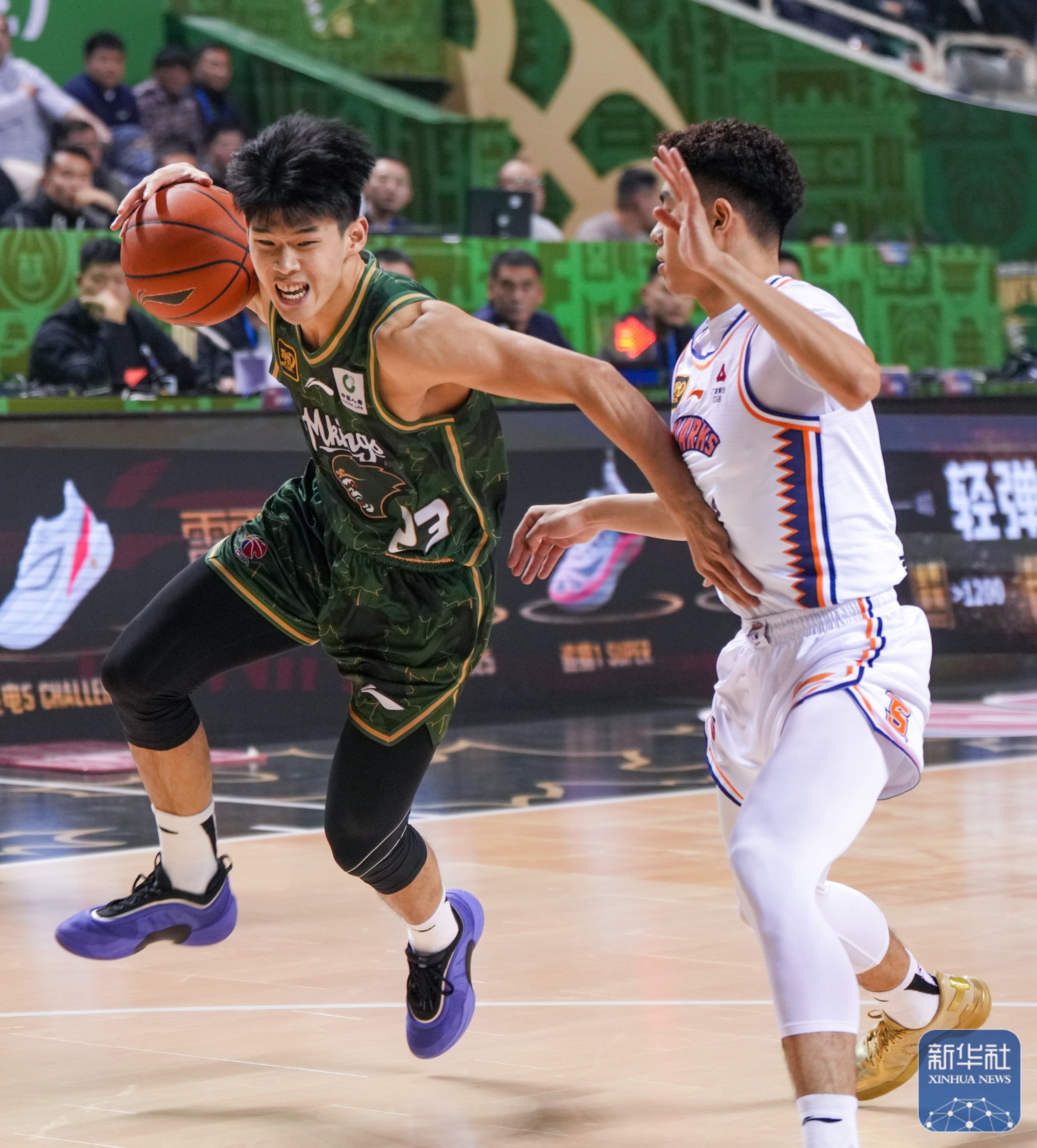 华人球员表现抢眼，帮助球队取得重要胜利的简单介绍