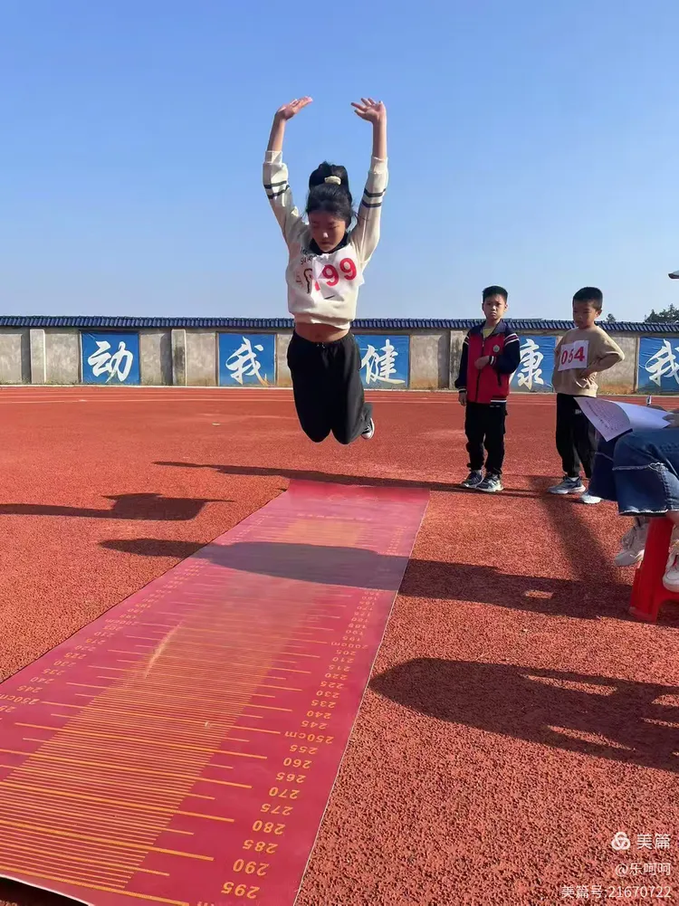 爱游戏网页版-一位快乐的运动员在比赛中表现出色