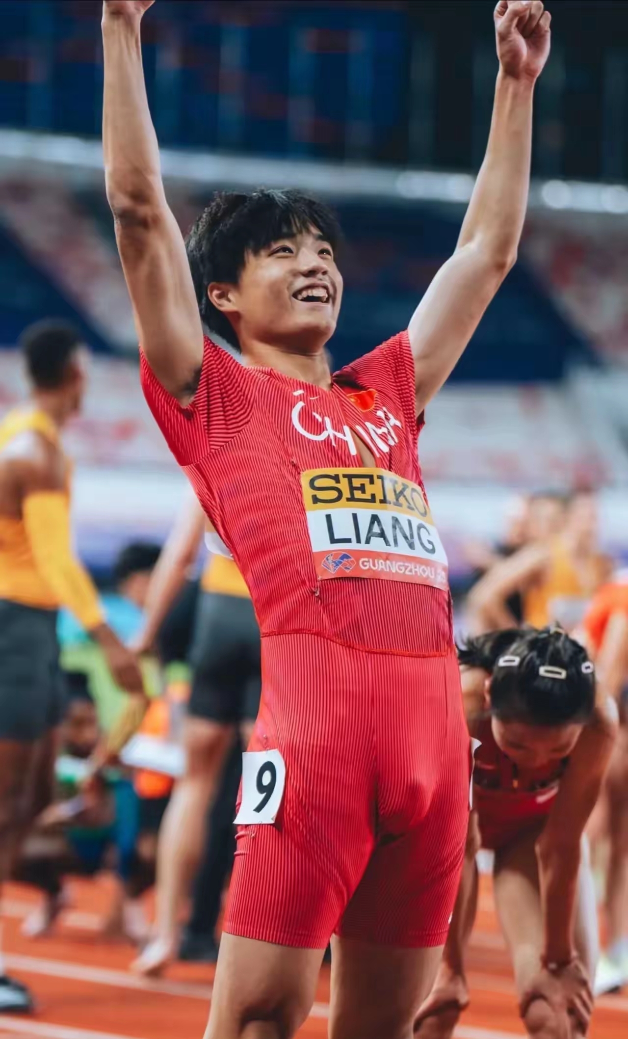 精彩瞬间不断,运动员们在场上奋勇拼搏 精彩瞬间不断,运动员们在场上奋勇拼搏