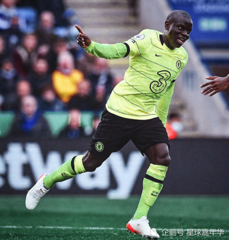 爱游戏-意大利铁卫铁腰激烈拦截，帮助球队稳住场面！