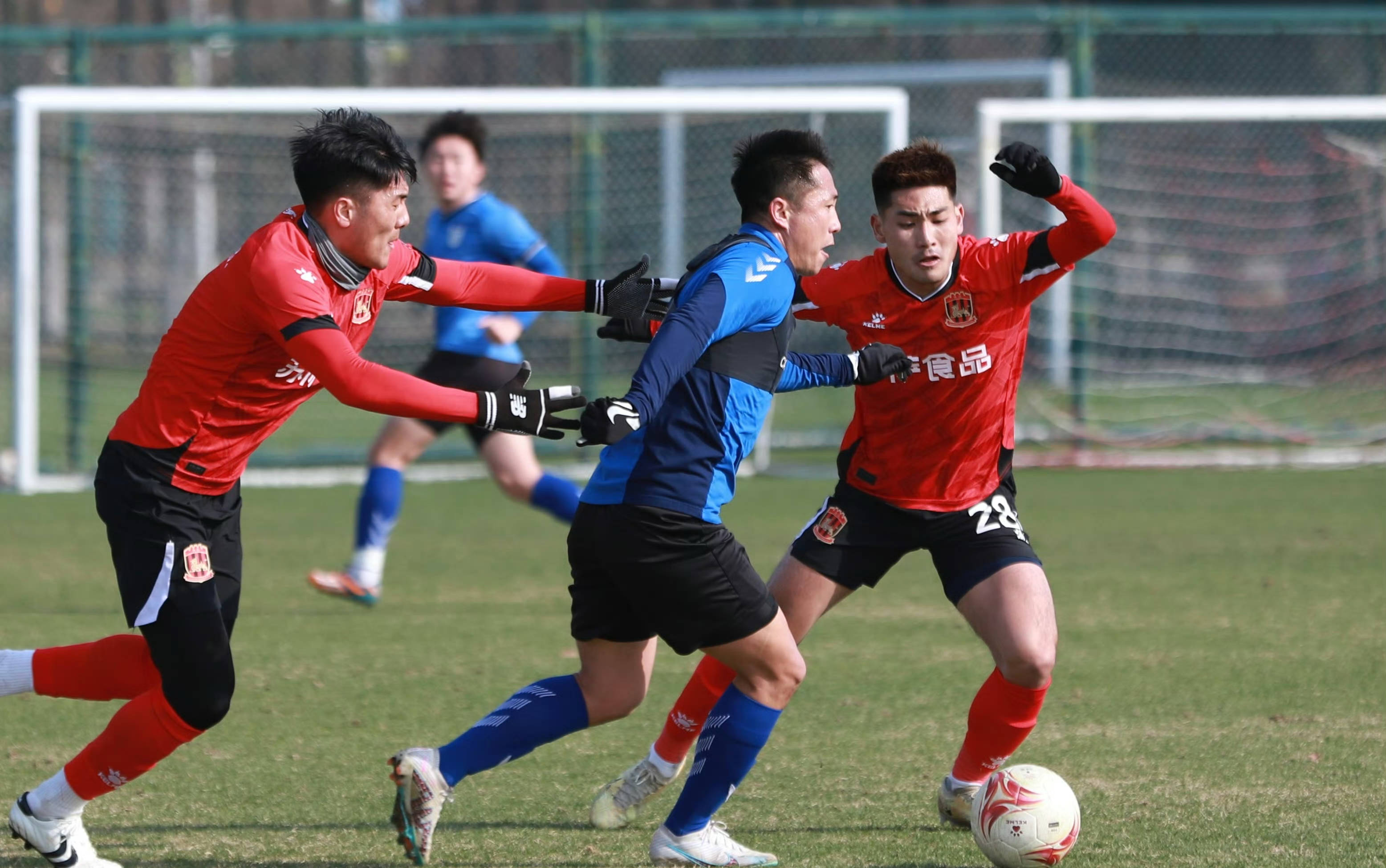 爱游戏官网-大连一方球员表现抢眼，带领球队逆转获胜