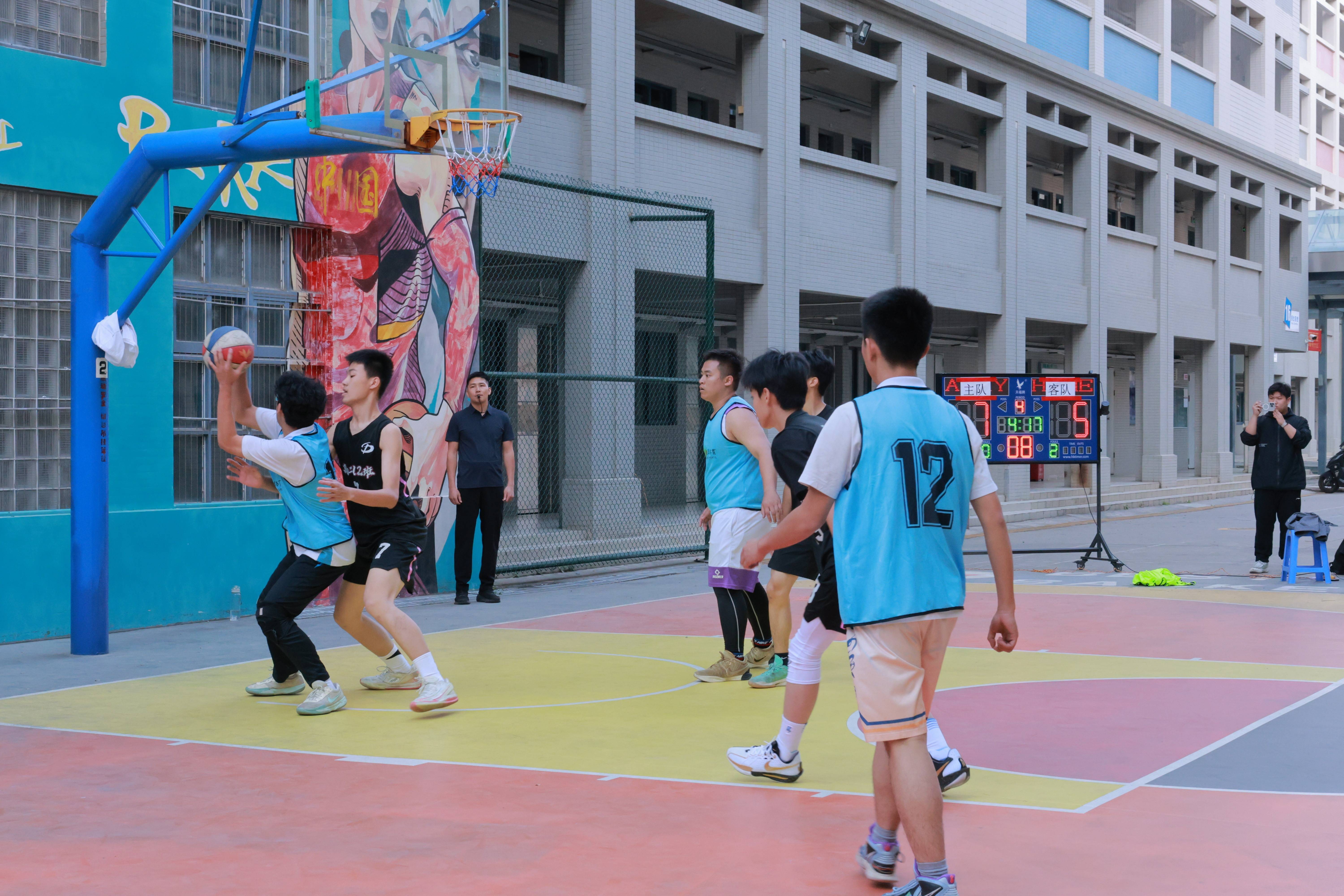 全力以赴的比拼，篮球场上热血沸腾