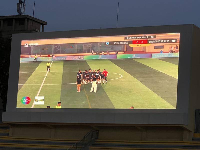 爱游戏在线登录-足球比赛掀起热潮，各队实力悬殊激烈对抗