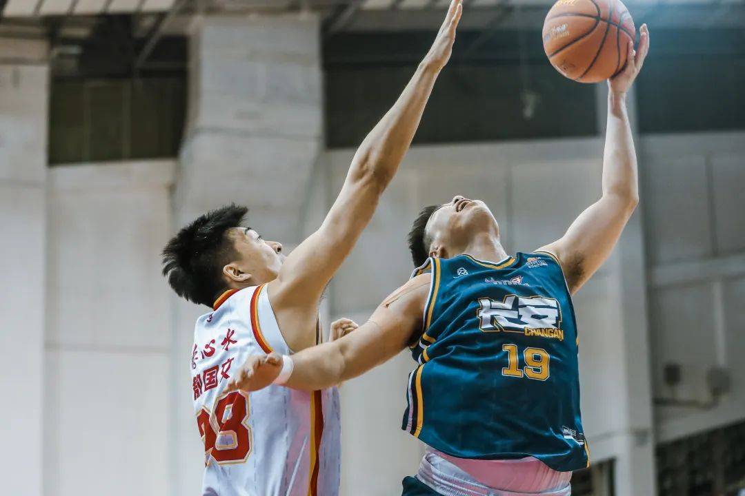 大理男篮大获全胜，登上领先位置