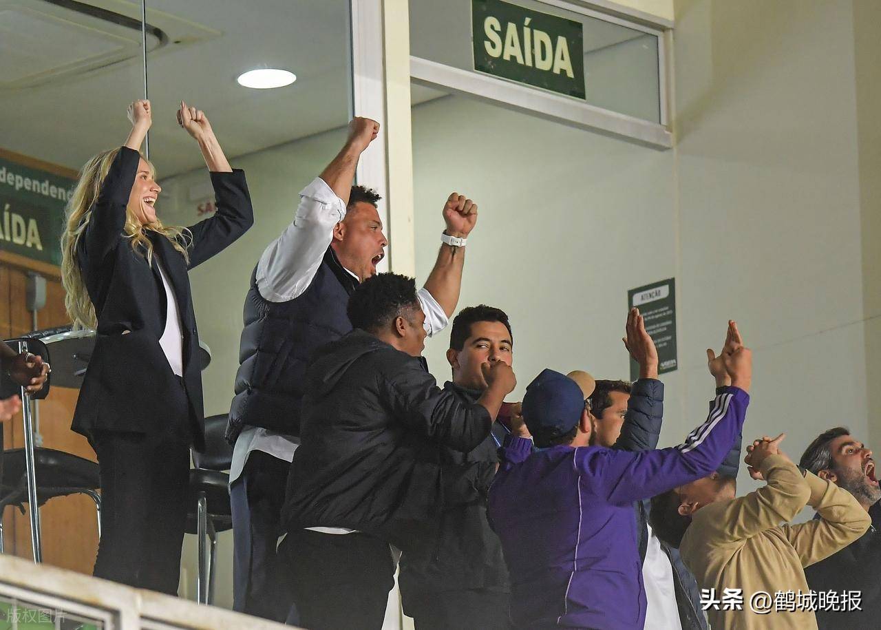 国米球迷涌入训练基地，声援球队备战下一场比赛的简单介绍