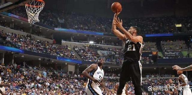 篮球明星再次在比赛中展现绝技 篮球明星再次在比赛中展现绝技