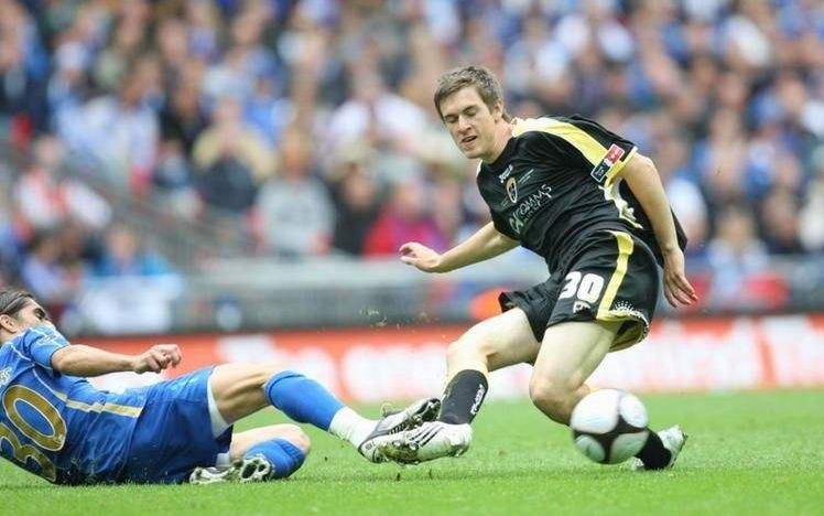 爱游戏登录入口-菲雄全力以赴，力求英超冠军奖杯入囊的简单介绍