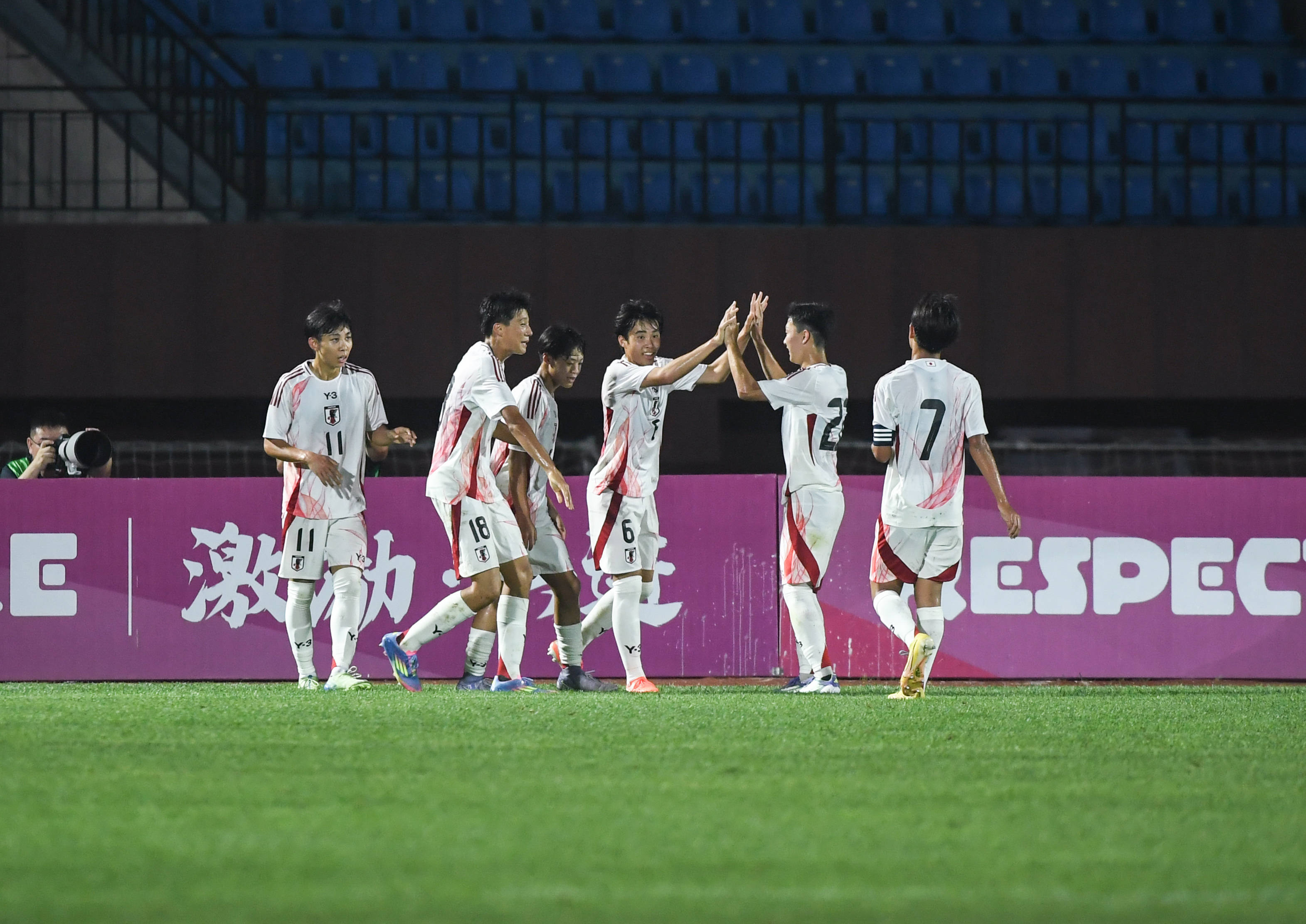 包含足球锦标赛开幕,各队球员纷纷展现实力的词条 包含足球锦标赛开幕,各队球员纷纷展现实力的词条