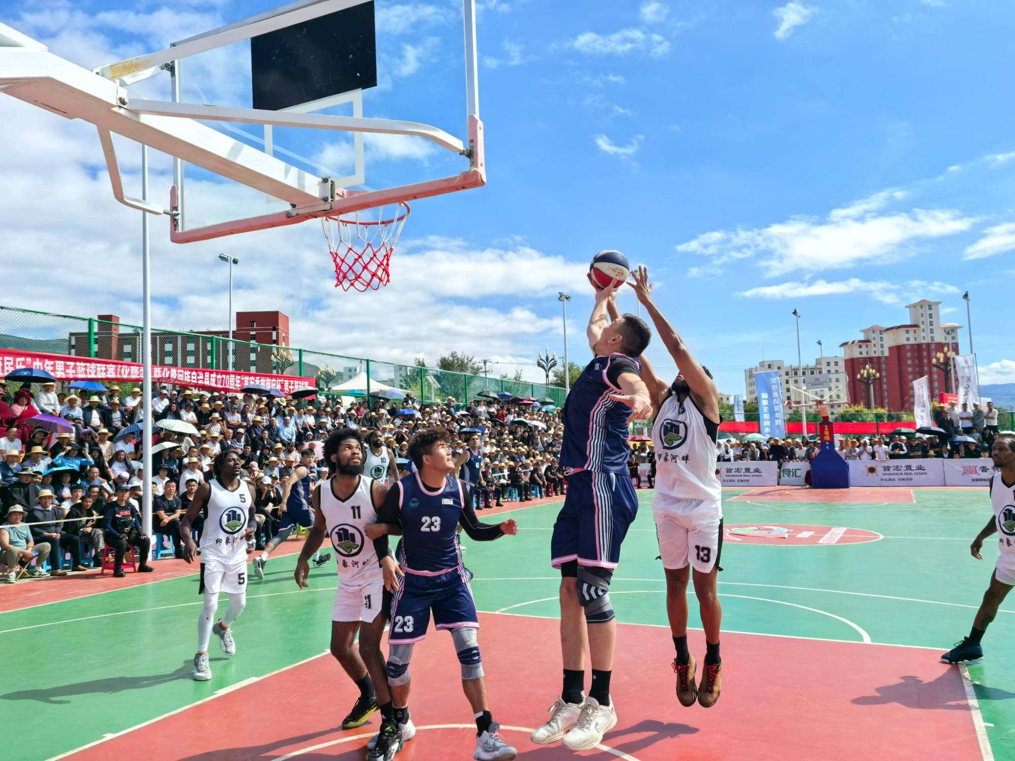 精彩的篮球比赛展现球员超凡技艺