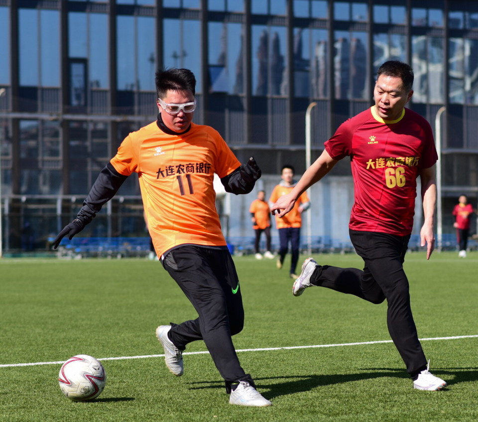 关于足球职业联赛赛程紧密,球员们积极备战的信息 关于足球职业联赛赛程紧密,球员们积极备战的信息